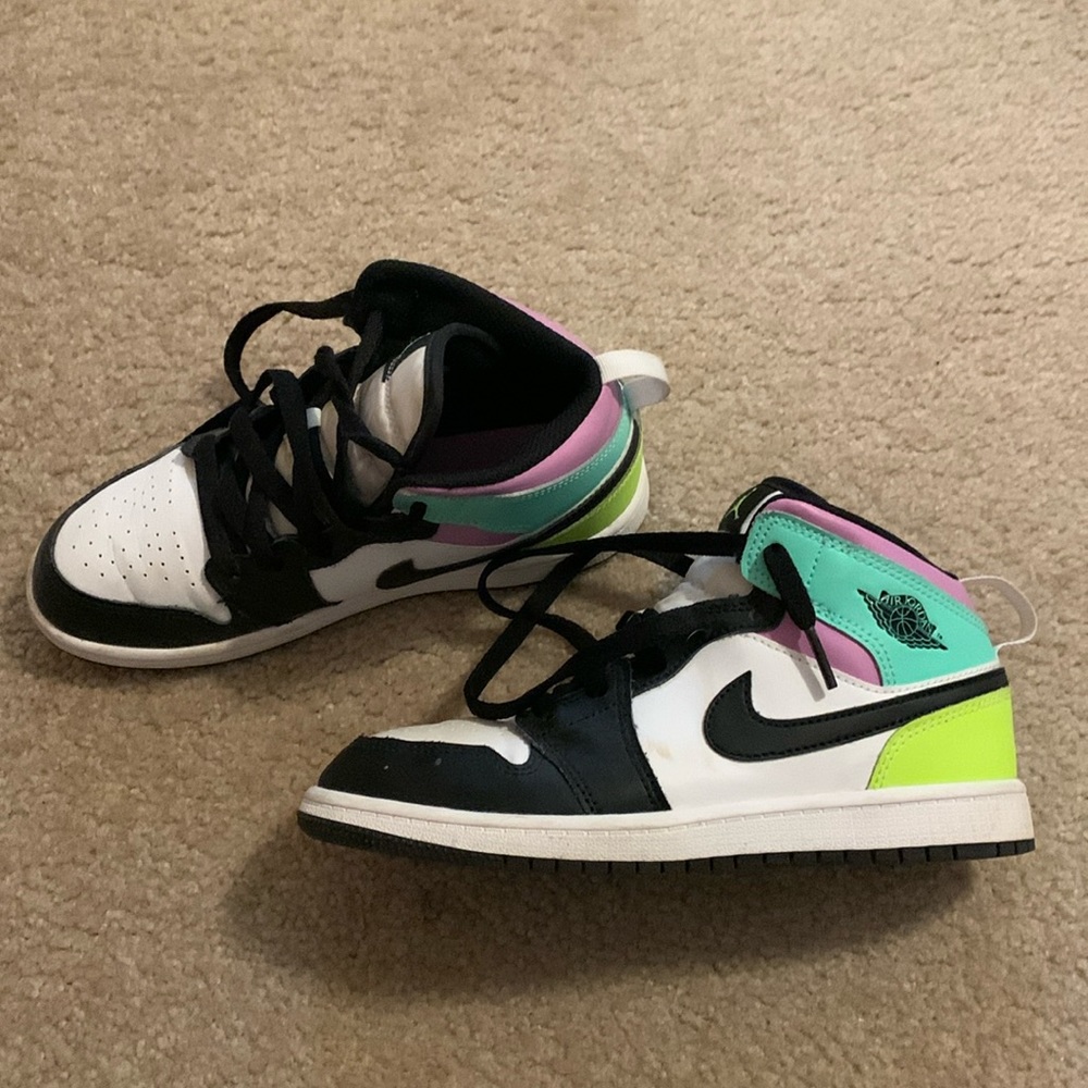 Jordan 1 mid pastel black toe